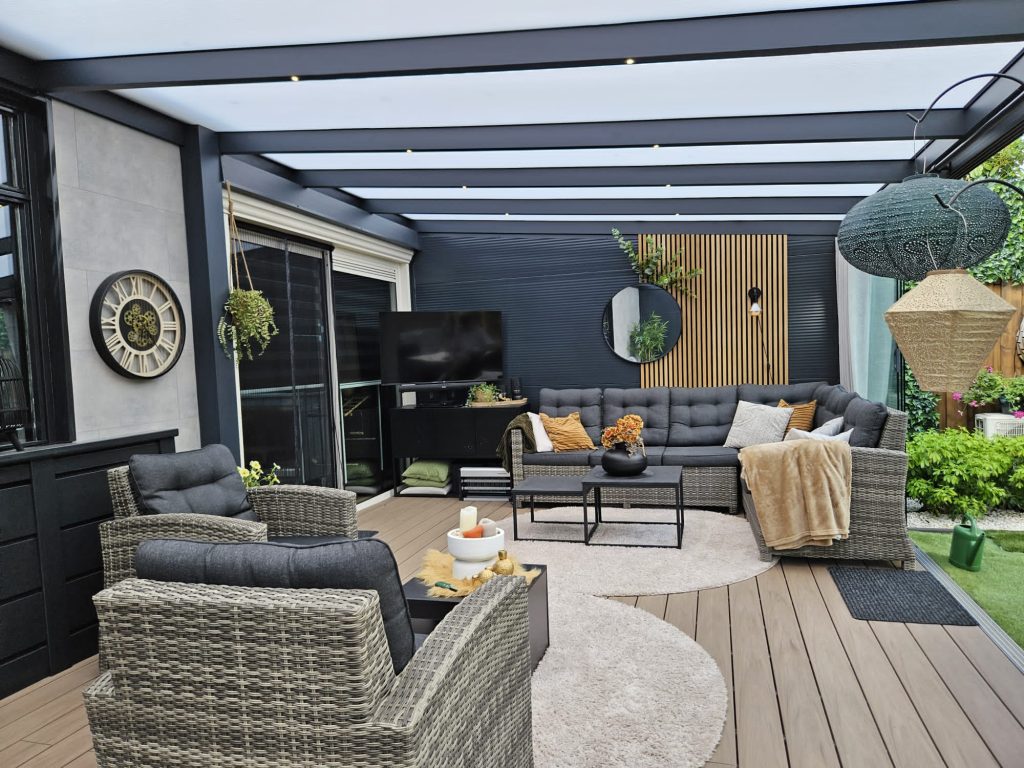 Ingerichte lounge onder een moderne veranda
